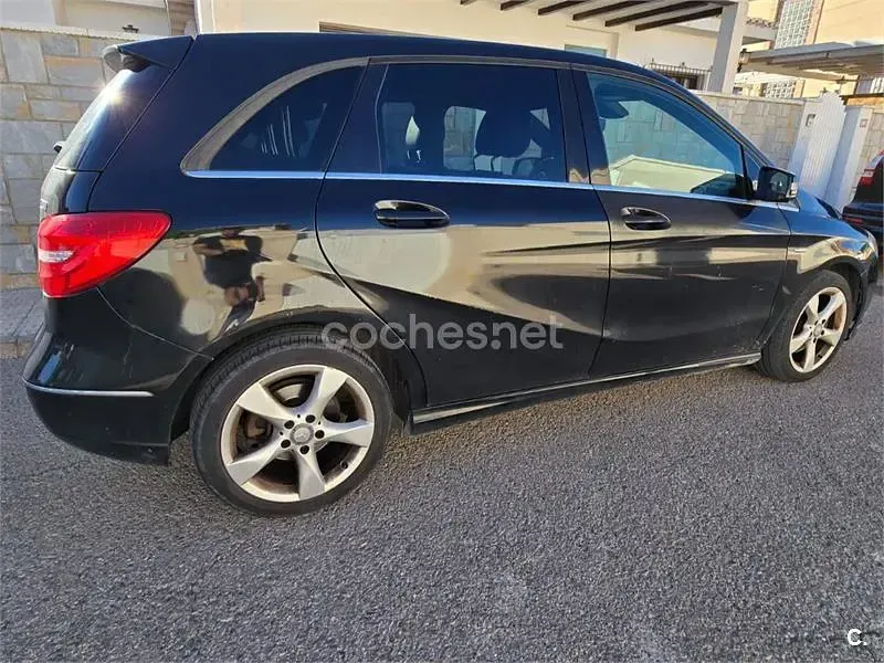 Usado Mercedes B180 109 CV (80 kW) 2012 Negro Utilitario