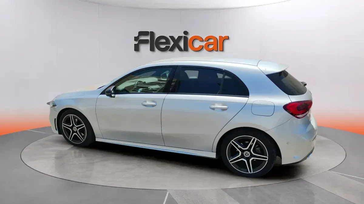 Usado Mercedes A180 116 CV (85 kW) 2022 Gris Utilitario