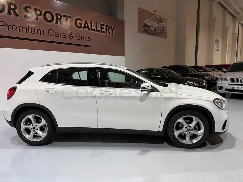 Usado Mercedes GLA180 122 CV (89 kW) 2019 Blanco SUV
