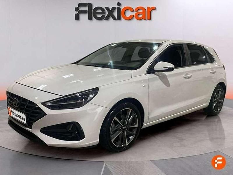 Usado Hyundai i30 120 CV (88 kW) 2021 Blanco Berlina