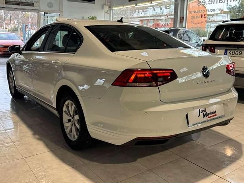 Usado VW Passat 122 CV (89 kW) 2021 Blanco Berlina