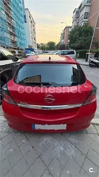 Usado Opel Astra GTC Sport 100 CV (73 kW) 2005 Rojo Berlina