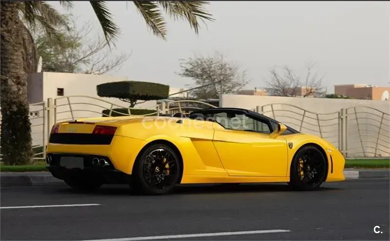 Usado Lamborghini Gallardo 560 CV (411 kW) 2012 Amarillo Descapotable