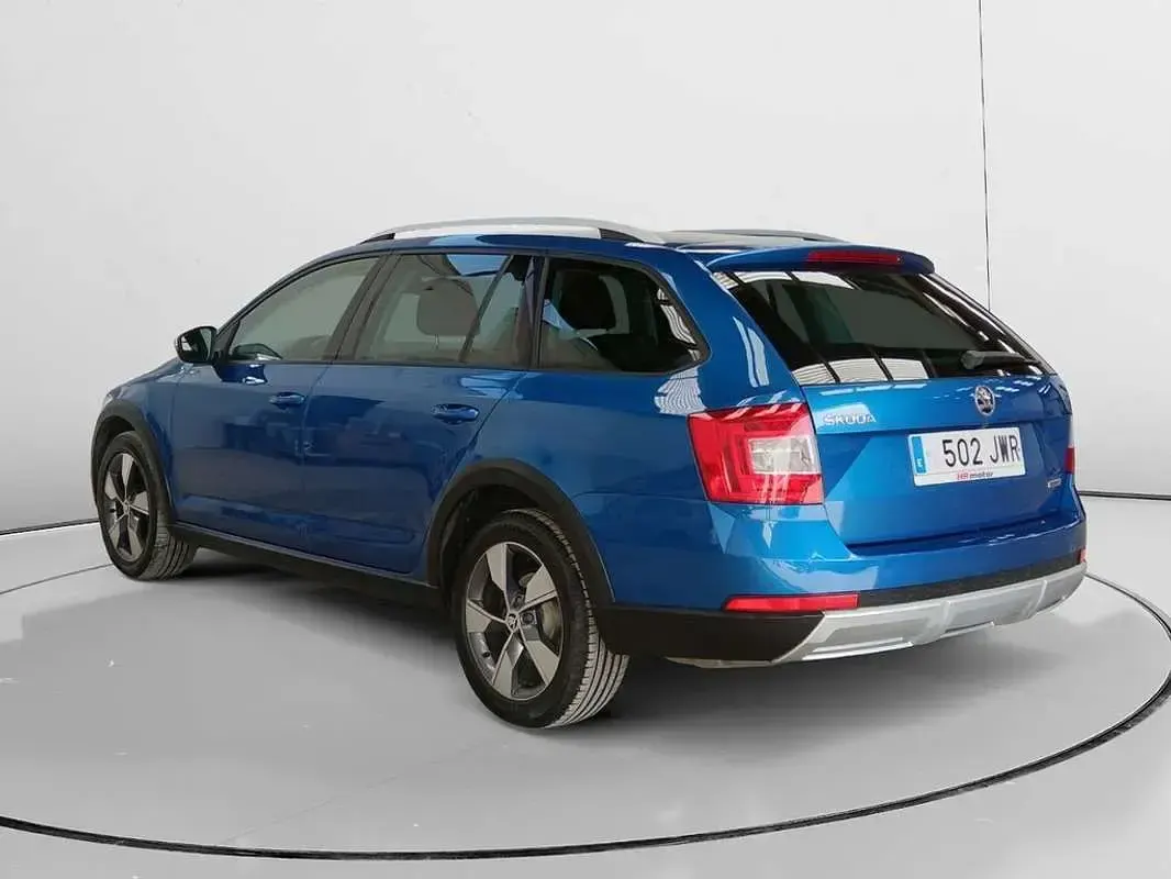 Usado Skoda Octavia 184 CV (135 kW) 2017 Azul SUV