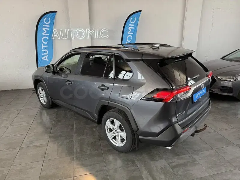 Usado Toyota RAV4 Executive 151 CV (111 kW) 2019 Gris / plata SUV
