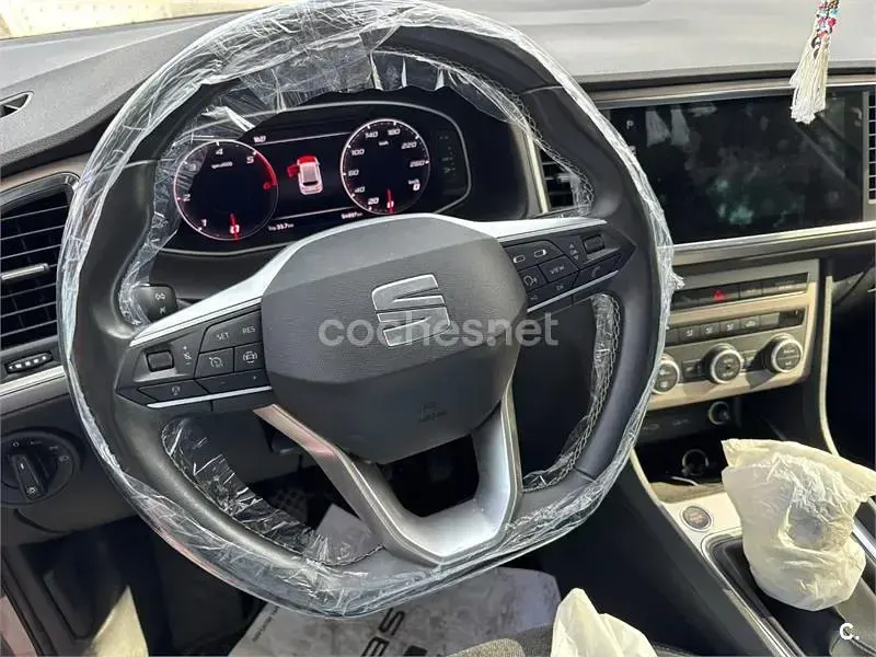 Usado Seat Ateca Xperience 150 CV (110 kW) 2023 Gris / plata SUV