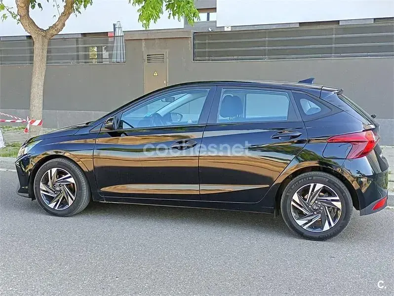 Usado Hyundai i20 100 CV (73 kW) 2022 Negro Utilitario