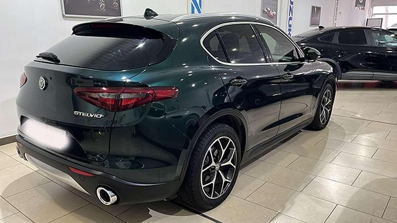Usado Alfa Romeo Stelvio Executive 160 CV (117 kW) 2020 Verde SUV