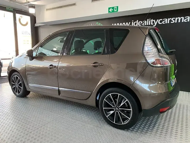 Usado Renault Scénic Bose Edition 130 CV (95 kW) 2014 Marrón Monovolumen
