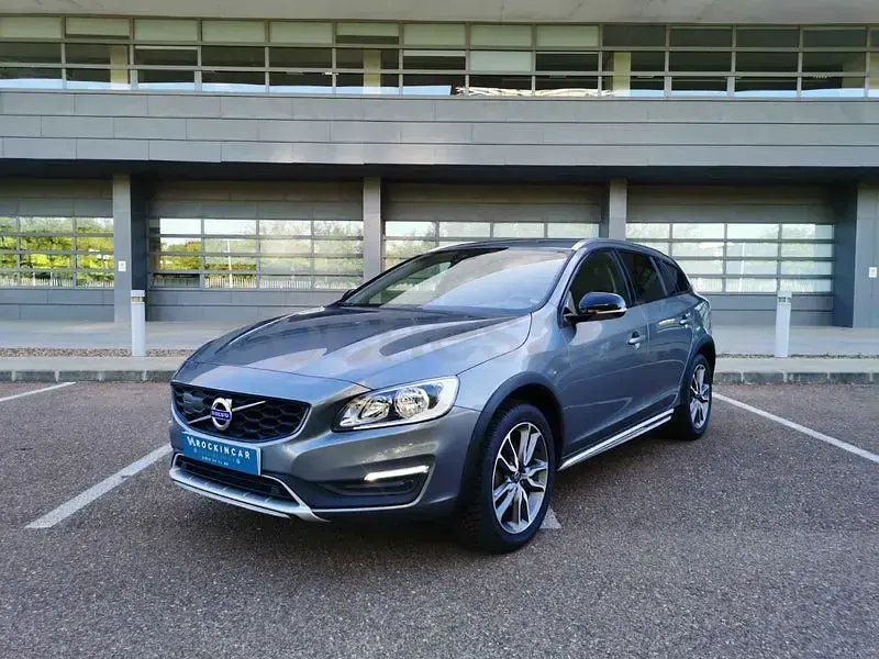 Usado Volvo V60 CC Summum 150 CV (110 kW) 2018 Gris / plata Familiar