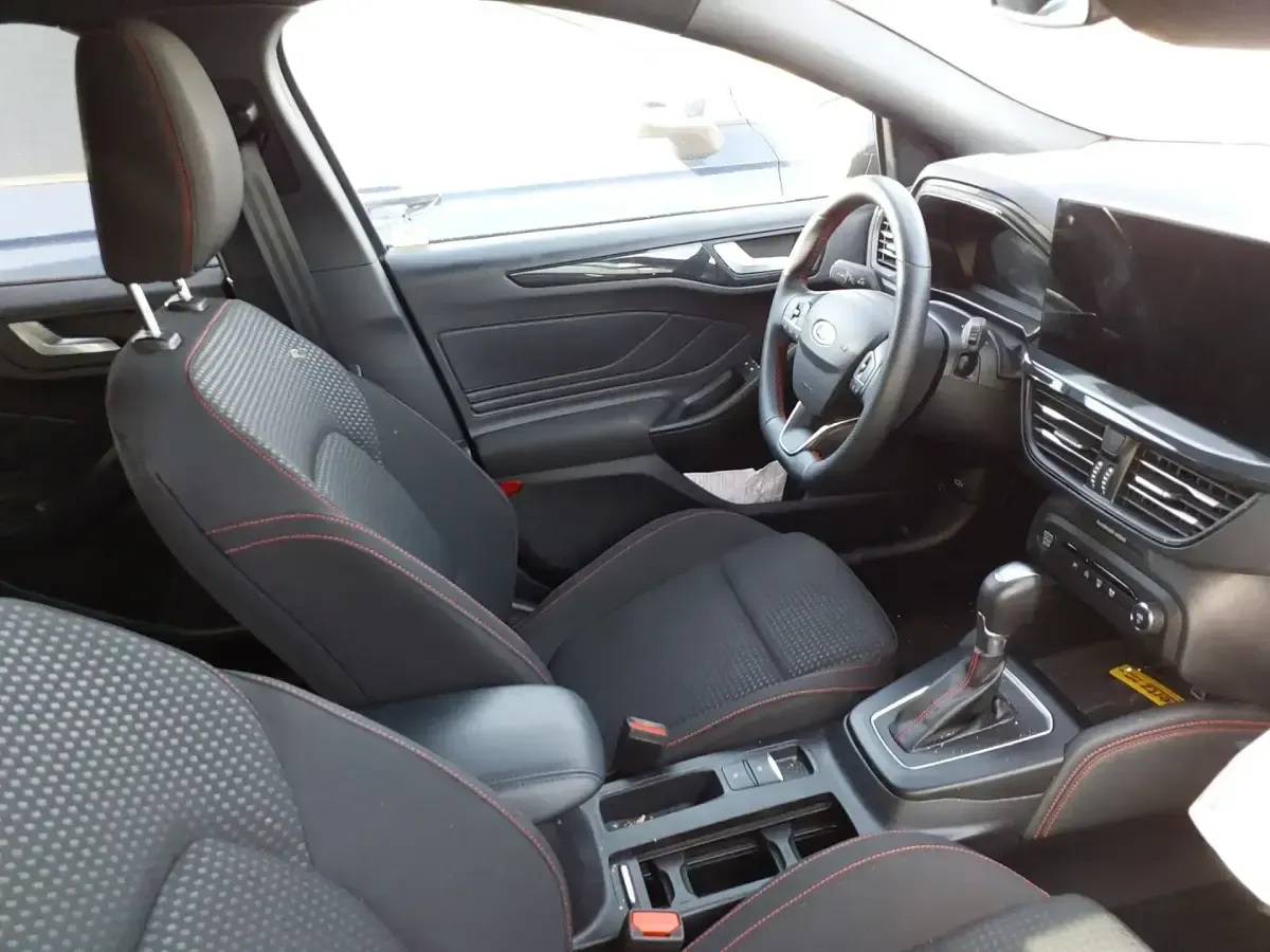 Usado Ford Focus ST-Line X 155 CV (114 kW) 2025 Azul Utilitario