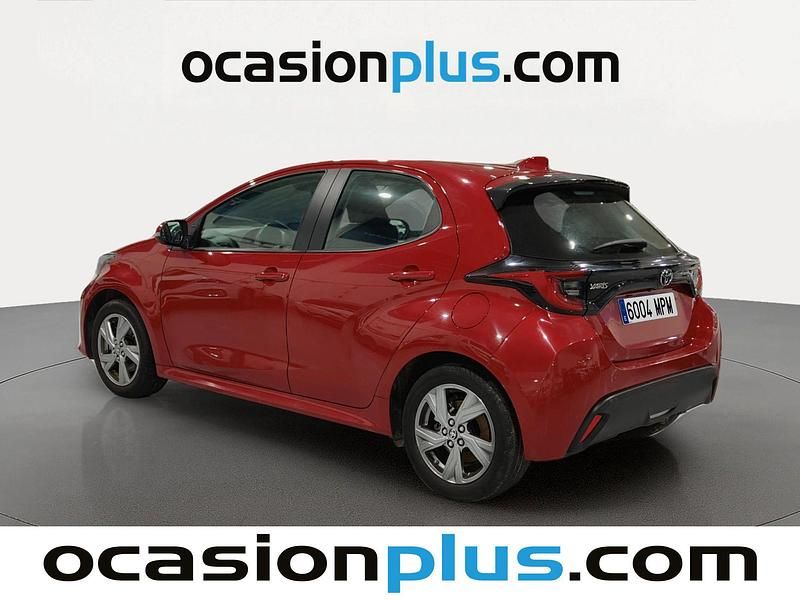 Usado Toyota Yaris Active 116 CV (85 kW) 2024 Rojo Utilitario