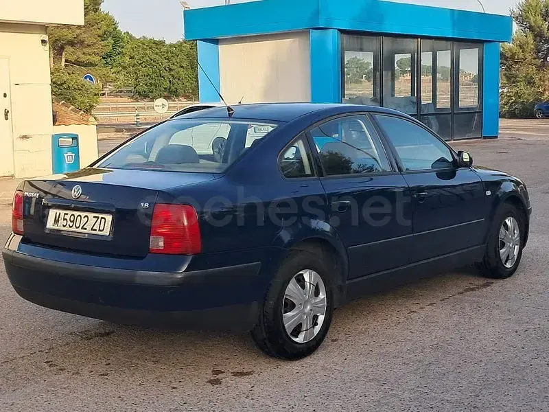 Usado VW Passat Comfortline 125 CV (91 kW) 2000 Azul Berlina