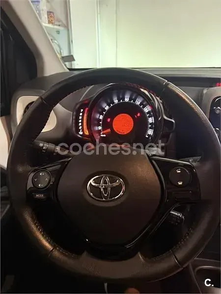Usado Toyota Aygo x-style 72 CV (52 kW) 2020 Blanco Utilitario