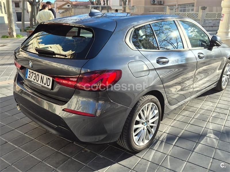 Usado BMW 118 Comfort Edition 140 CV (102 kW) 2021 Gris / plata Utilitario
