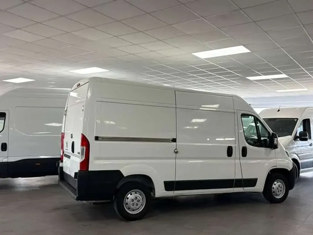 Usado Peugeot Boxer Premium 120 CV (88 kW) 2019 Blanco Van