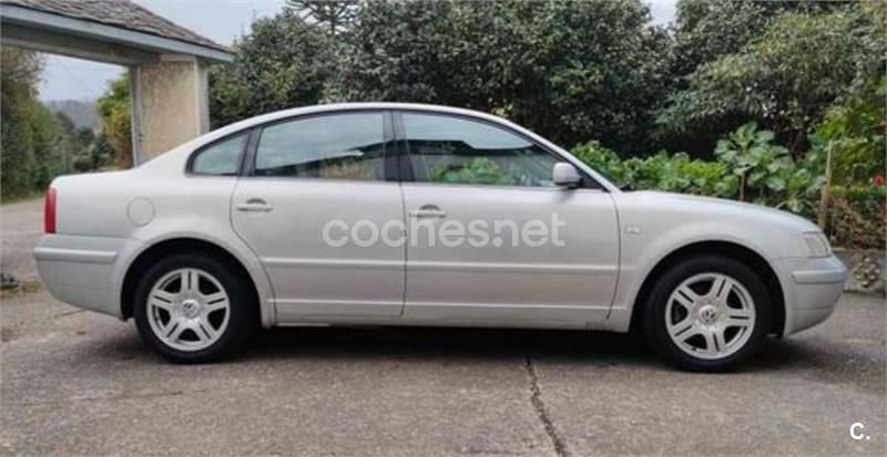 Usado VW Passat Highline 130 CV (95 kW) 1999 Gris / plata Berlina
