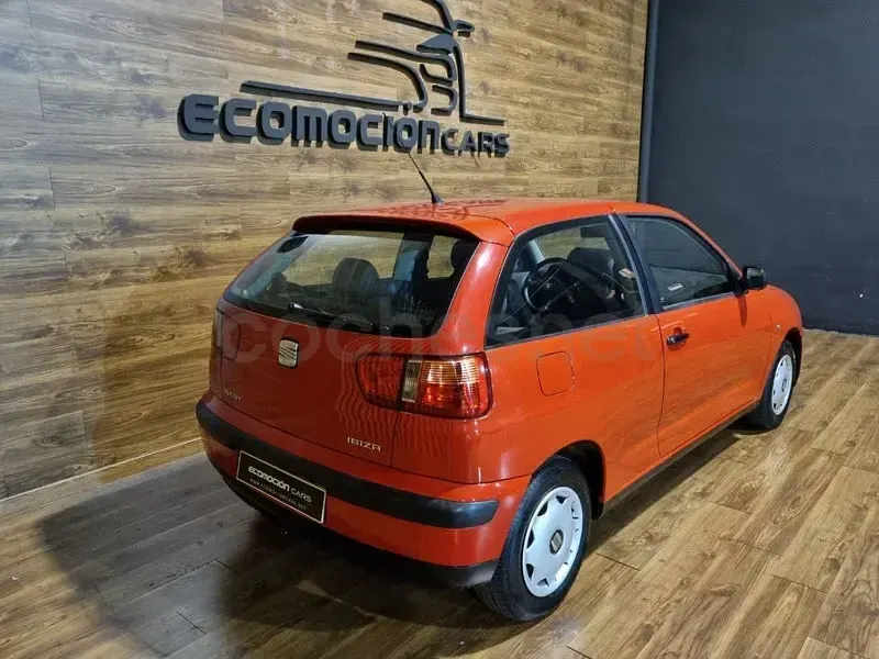 Usado Seat Ibiza 75 CV (55 kW) 2000 Rojo Utilitario