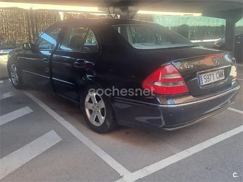 Usado Mercedes E320 Elegance 204 CV (150 kW) 2003 Negro Berlina