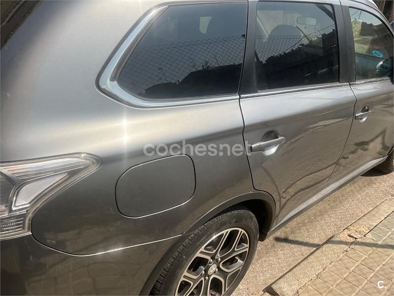 Usado Mitsubishi Outlander P-HEV Motion 203 CV (149 kW) 2015 Gris / plata SUV