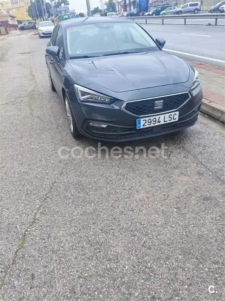 Usado Seat Leon Style 110 CV (80 kW) 2021 Gris / plata Berlina