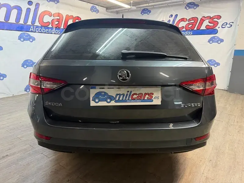 Usado Skoda Superb Ambition 120 CV (88 kW) 2017 Gris / plata Familiar