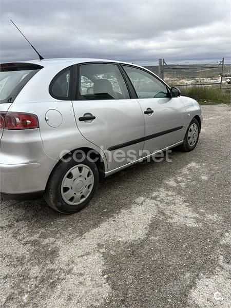 Usado Seat Ibiza Reference 100 CV (73 kW) 2004 Gris / plata Berlina
