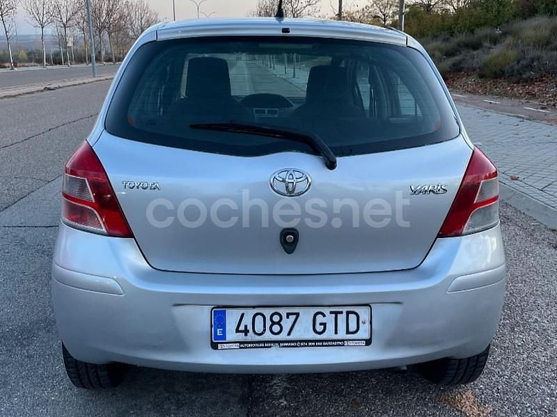 Usado Toyota Yaris Live 90 CV (66 kW) 2010 Gris / plata Berlina