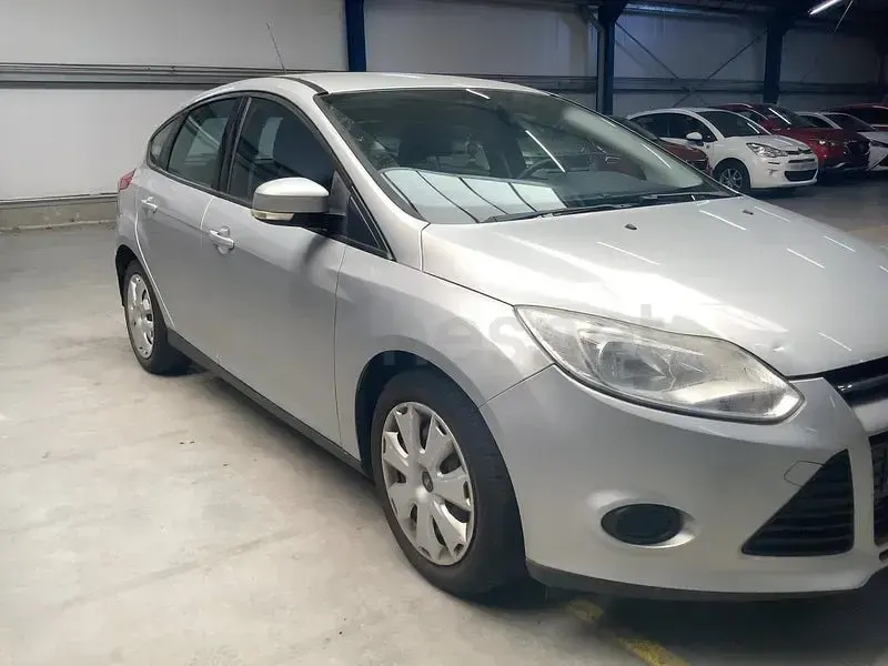 Usado Ford Focus Trend 95 CV (69 kW) 2012 Gris / plata Berlina