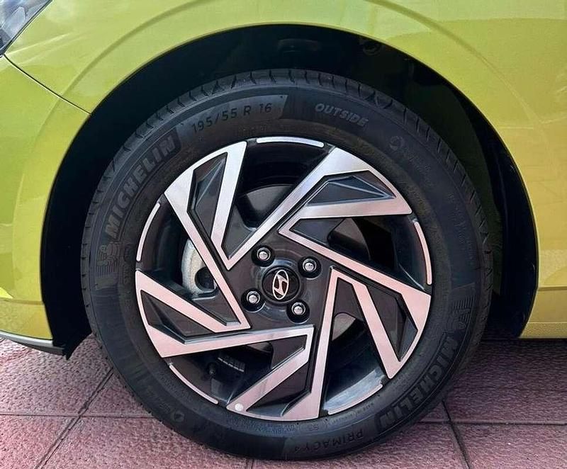 Verde Usado 2024 Hyundai i20 Berlina | 16.190 € (Buen precio) - Imagen 1/2