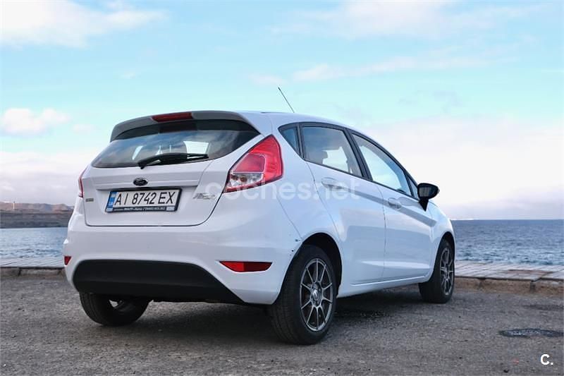 Usado Ford Fiesta Trend 100 CV (73 kW) 2016 Blanco Berlina