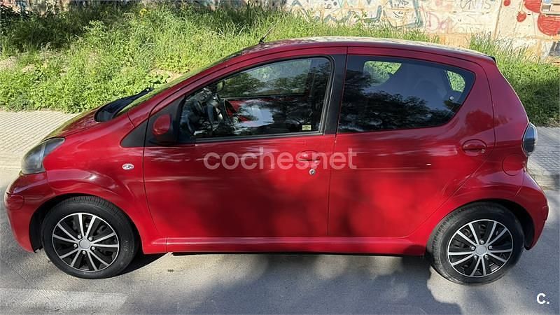 Usado Toyota Aygo Live 68 CV (50 kW) 2010 Rojo Utilitario