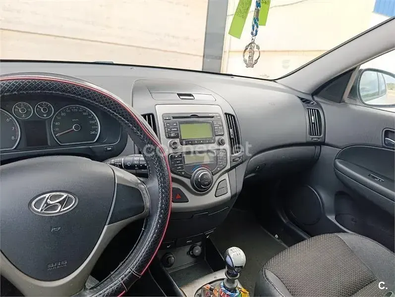 Usado Hyundai i30 Style 122 CV (89 kW) 2008 Blanco Berlina