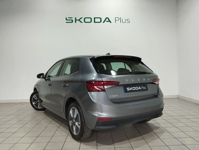 Gris Usado 2023 Skoda Fabia Ambition | 15.450 € (Buen precio) - Imagen 1/4