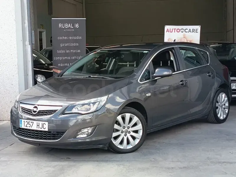 Usado Opel Astra Excellence 140 CV (102 kW) 2012 Gris / plata Berlina