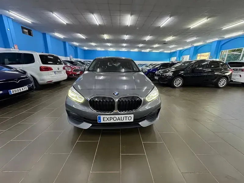 Usado BMW 118 M Sport 150 CV (110 kW) 2022 Gris / plata Utilitario