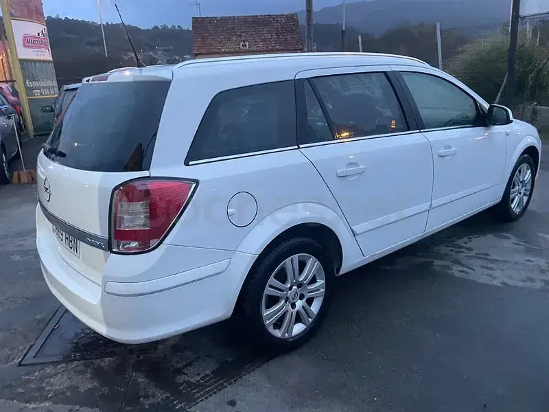Usado Opel Astra Cosmo ST 110 CV (80 kW) 2011 Blanco Familiar