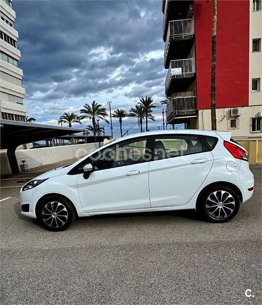 Usado Ford Fiesta Trend 82 CV (60 kW) 2013 Blanco Utilitario