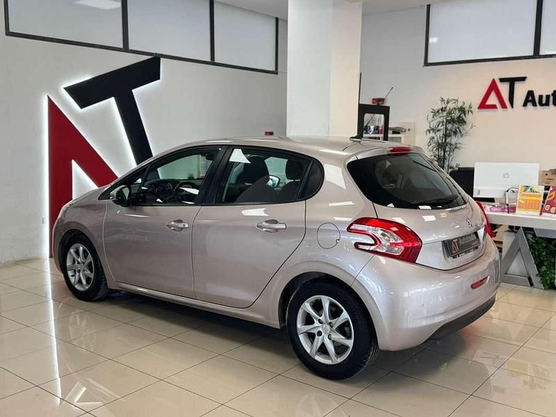Usado Peugeot 208 Active 92 CV (67 kW) 2012 Beige Utilitario