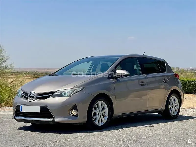 Usado Toyota Auris Advance 126 CV (92 kW) 2013 Gris / plata Berlina