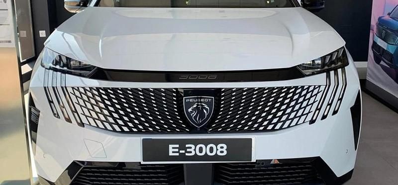 Usado Peugeot e-3008 GT 156 kW (213 CV) 2024 Blanco okenite SUV