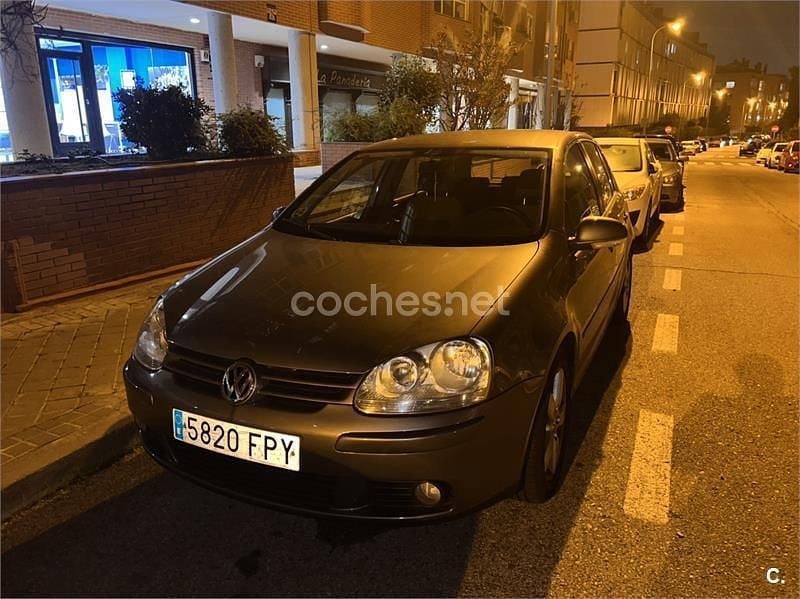 Usado VW Golf V Highline 105 CV (77 kW) 2007 Gris / plata Berlina