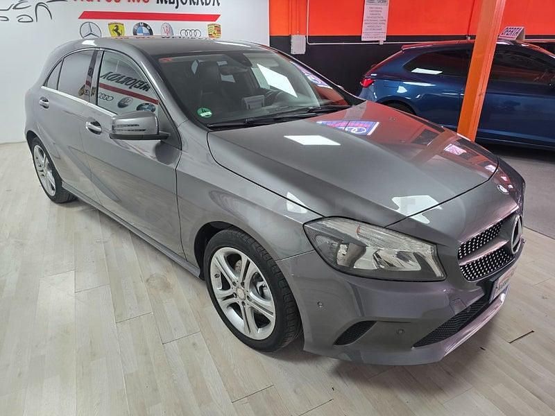 Usado Mercedes A180 Urban 122 CV (89 kW) 2016 Gris / plata Berlina