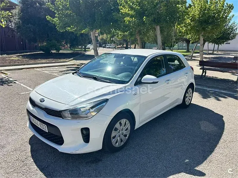Usado Kia Rio 84 CV (61 kW) 2017 Blanco Berlina