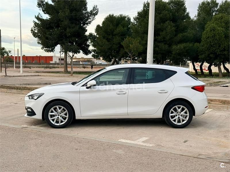 Usado Seat Leon Style 110 CV (80 kW) 2021 Blanco Berlina