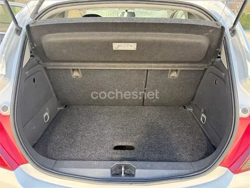 Usado Opel Corsa Selective 85 CV (62 kW) 2011 Gris / plata Utilitario