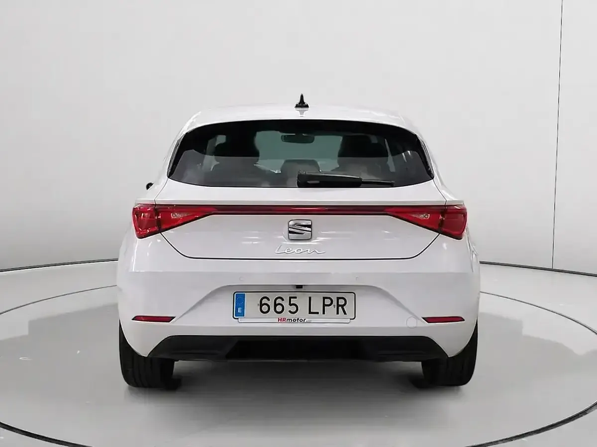 Usado Seat Leon Style 110 CV (80 kW) 2021 Blanco