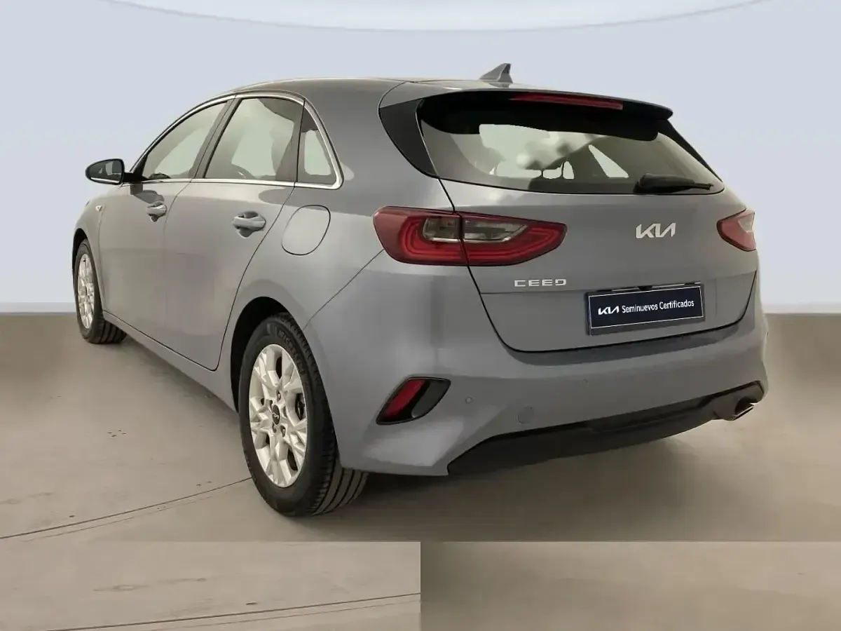 Usado Kia Ceed 101 CV (74 kW) 2022 Gris plata Utilitario