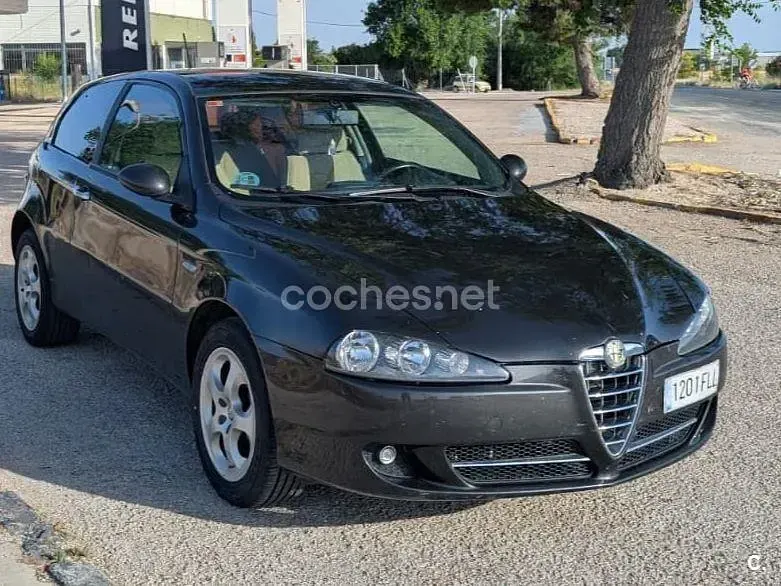 Usado Alfa Romeo 147 Distinctive 105 CV (77 kW) 2007 Negro Utilitario