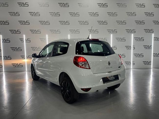Usado Renault Clio IV Authentique 75 CV (55 kW) 2013 Blanco Utilitario